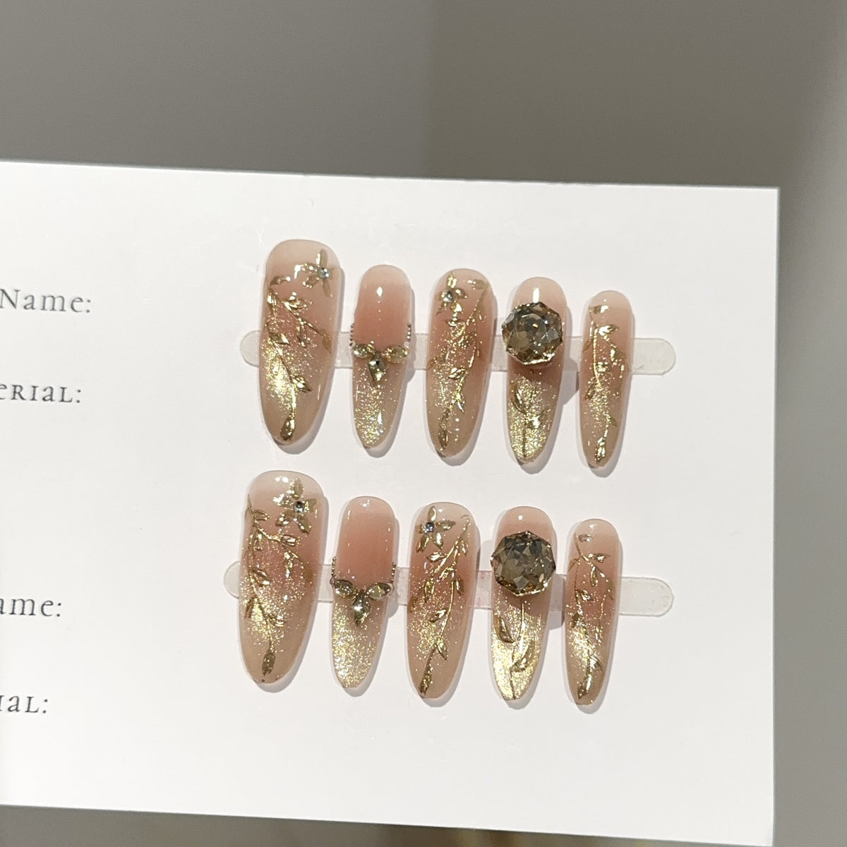 Elegantes Press-On-Nagelkunst-Set mit floralen Akzenten