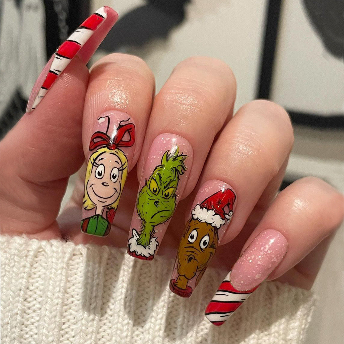 Kunstnagelset mit festlichen Motiven und charmantem Grinch Design Brehn