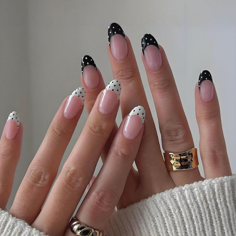 Kunstnagelset mit kreisförmigen Punkten und modernen Spitzen Brehn