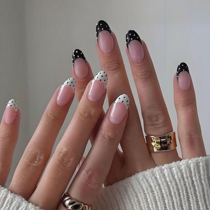 Kunstnagelset mit kreisförmigen Punkten und modernen Spitzen Brehn