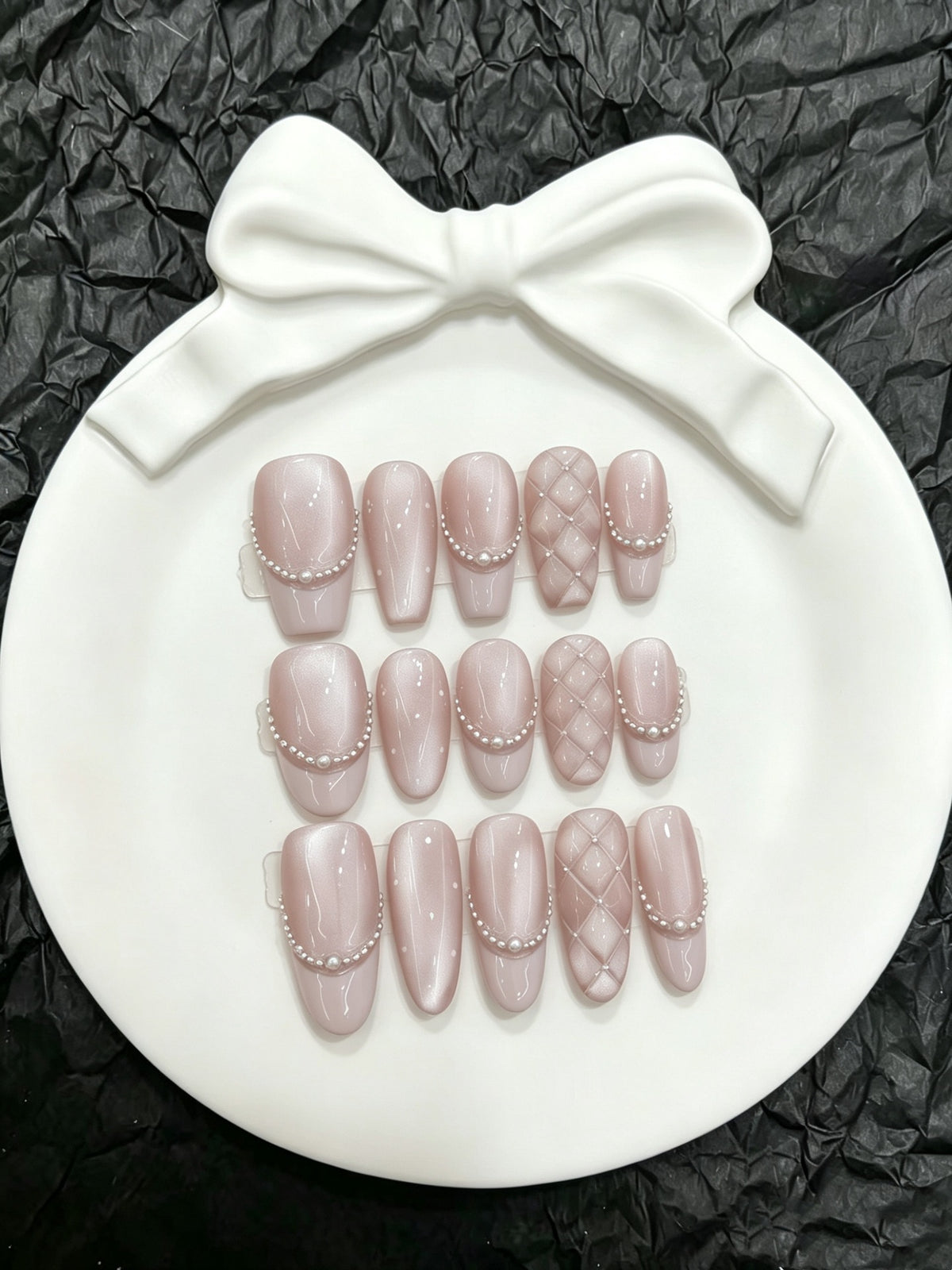 Dekoratives Press-On Nagelkunstset mit eleganten Perlen