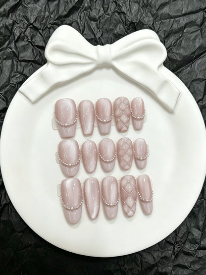 Dekoratives Press-On Nagelkunstset mit eleganten Perlen