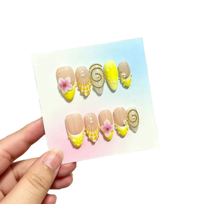 Künstlerisches Press-On Nagelkunstset mit floralen und Muscheldekoren