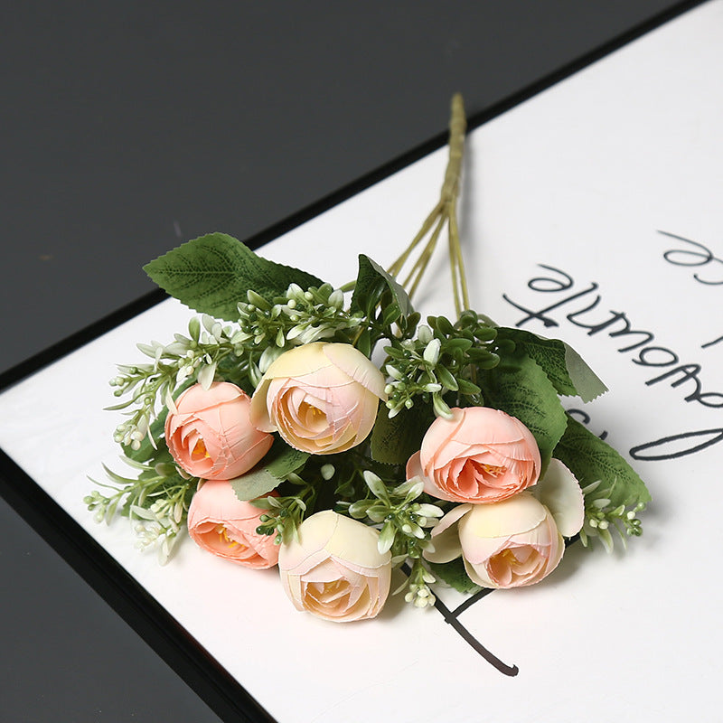 Dekorative Blumenarrangement für die Innendekoration