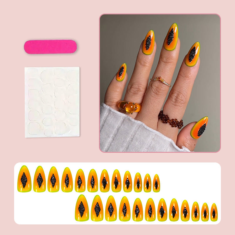 Kunstnagelset mit trendigen Glitzerakzenten und auffälligen Designs Brehn