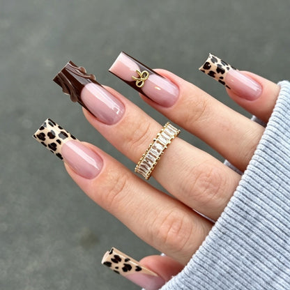 Kunstnagelset mit stilvollem Leopardenmuster und eleganten Akzenten Brehn
