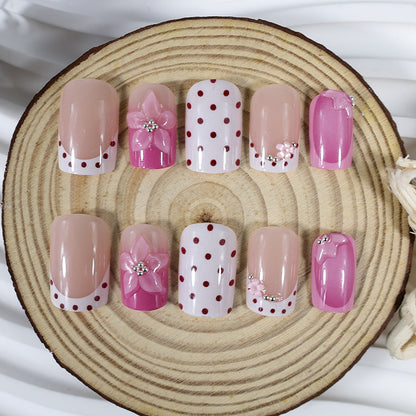 Kunstnagelset mit verspielten Blüten- und Punktmotiv Brehn