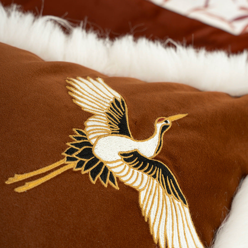 Luxuriöser bestickter Satin-Kissenbezug mit Kunstfell-Borte und Kranich-Motiv Brehn