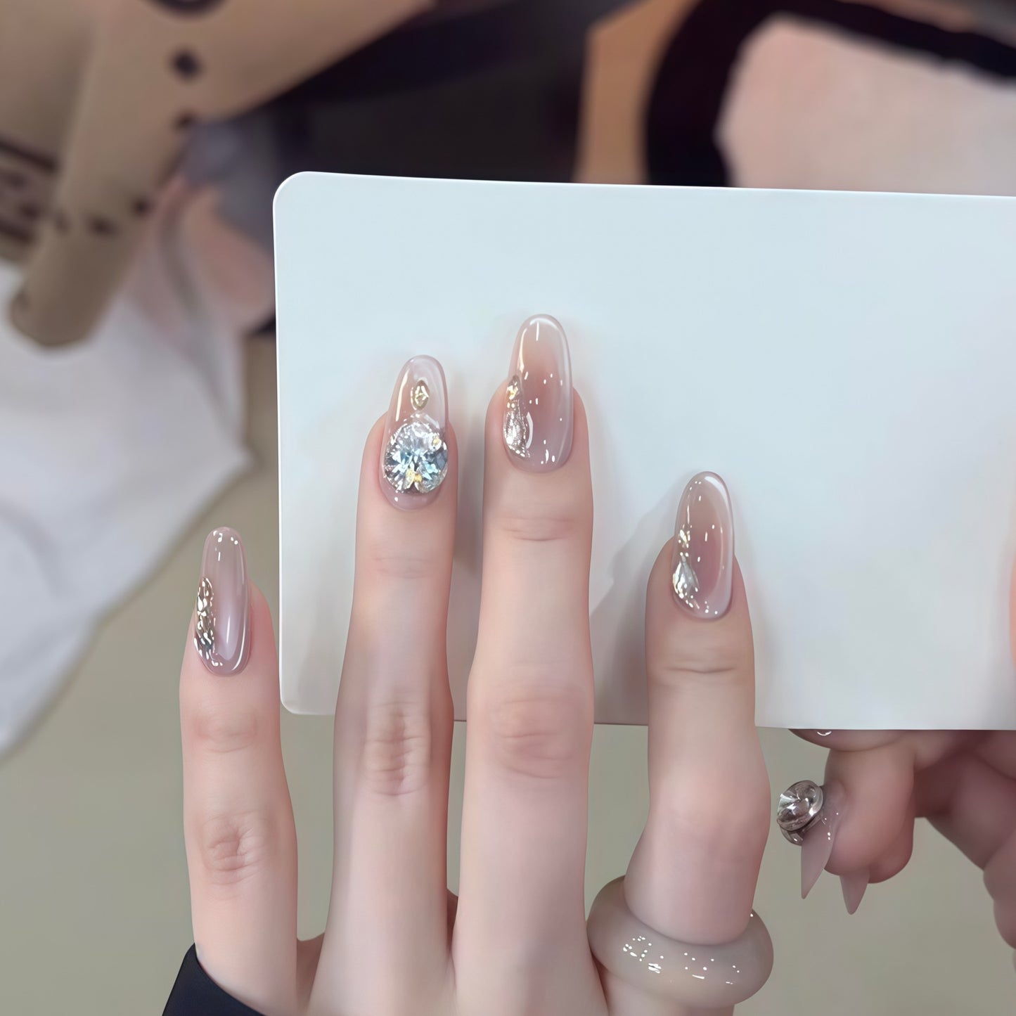 Glamouröse Kunstnägel mit Strassverzierungen Brehn