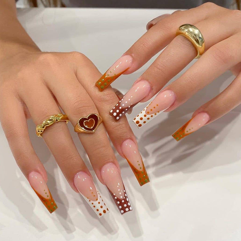Kunstvolle Nagelverlängerungen mit innovativem Punkt-Design Brehn