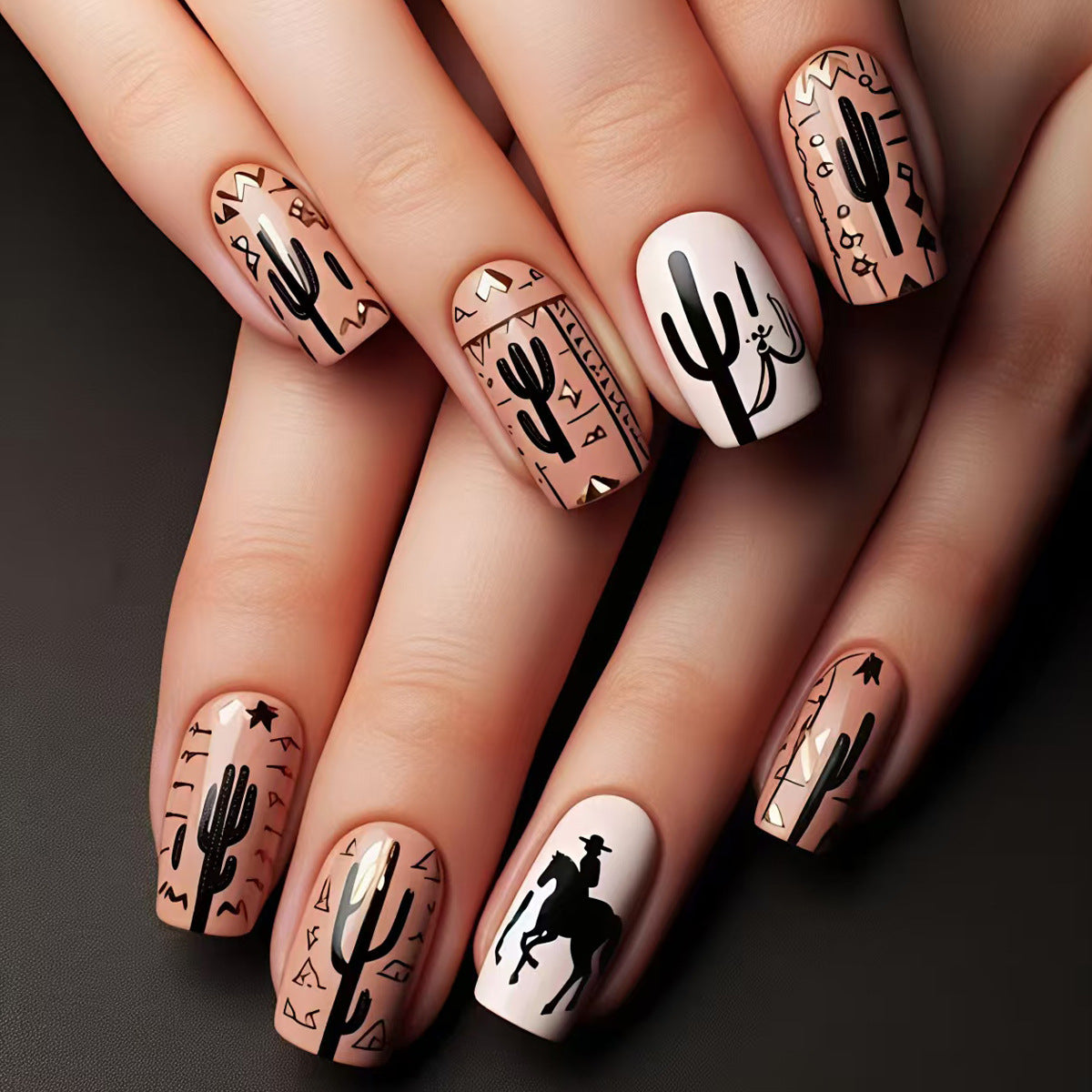 Kunstnageldesign mit Geometrischem Wüstenmotiv Brehn