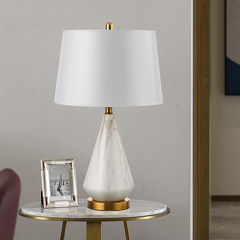 Elegante Tischlampe mit Marmorfuß und goldenen Akzenten