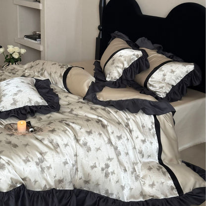 Luxuriöses Satin-Bettwäsche-Set mit Rüschen und dezentem Blumenmuster