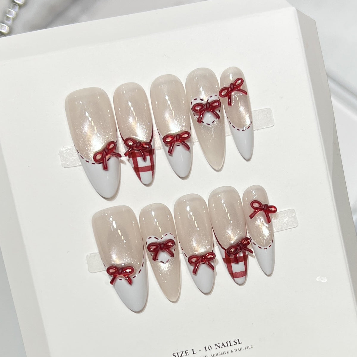 Dekorativer Stiletto Press-On Nagelset mit Schleifenakzenten Brehn