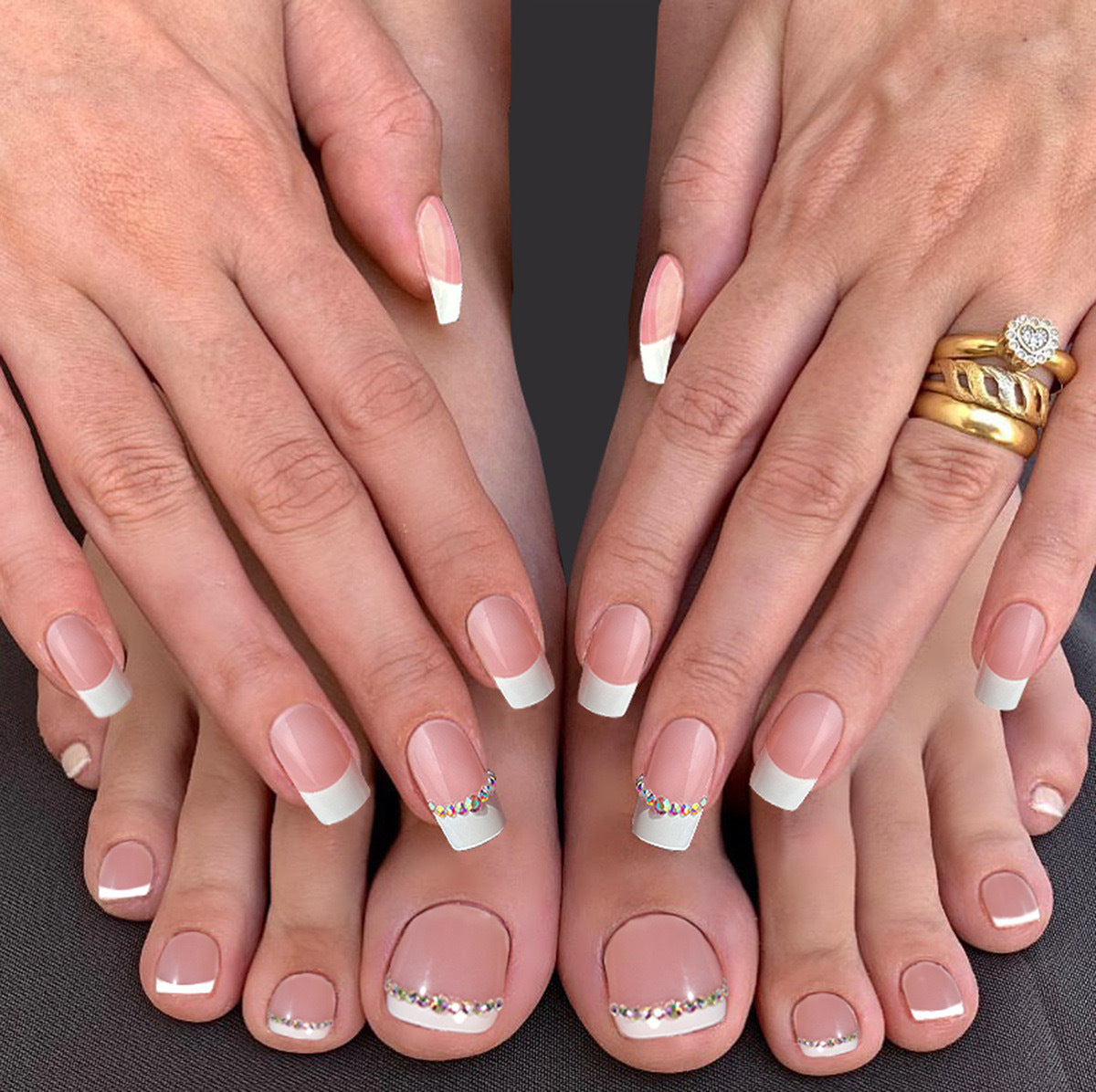 Kunstnagelset mit elegantem Französisch-Muster und Strassverzierungen Brehn
