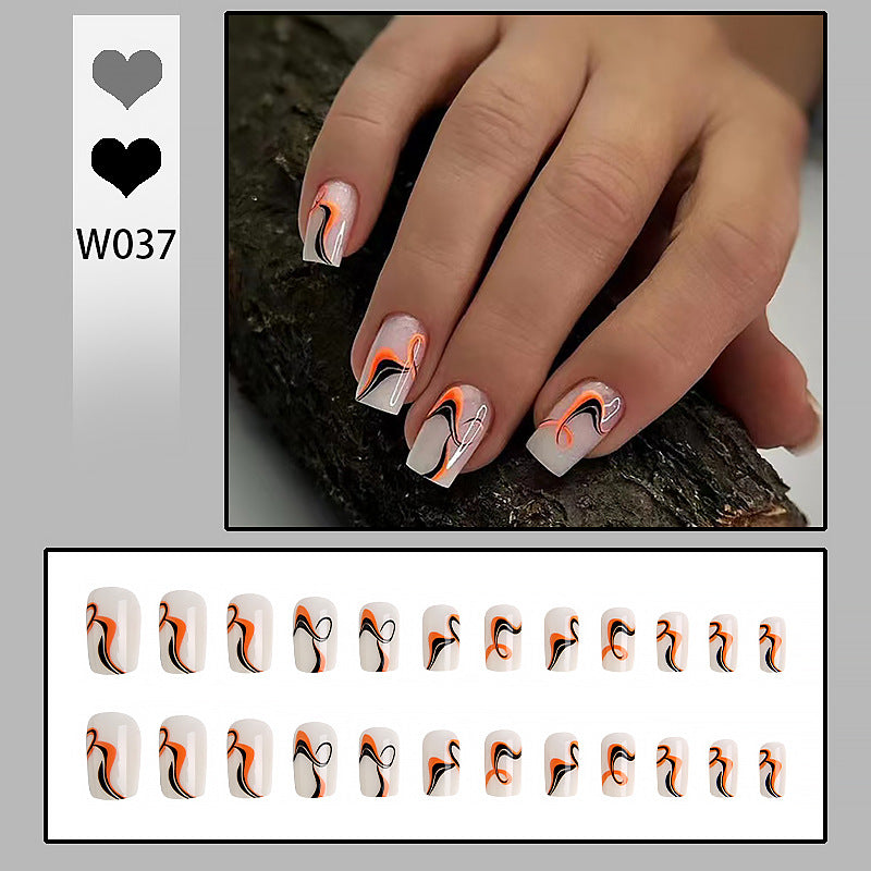 Kunstvolle Nagelspitzen mit abstraktem Farbdesign Brehn