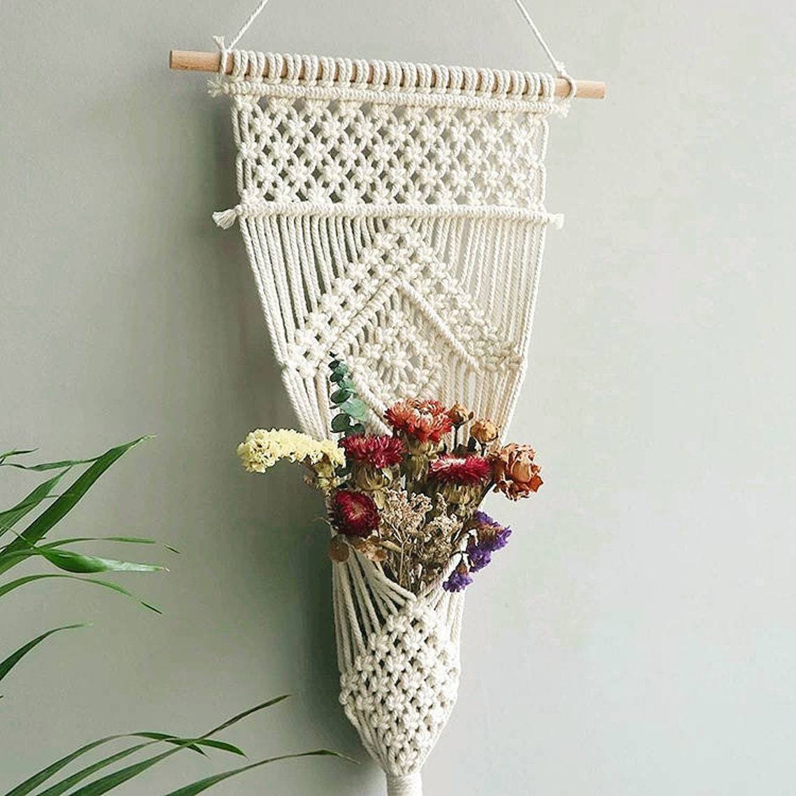 Dekorative Makramee-Wandbehang mit künstlerischem Design