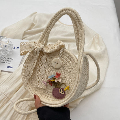 Handgefertigte Blumenakzent-Strohtasche