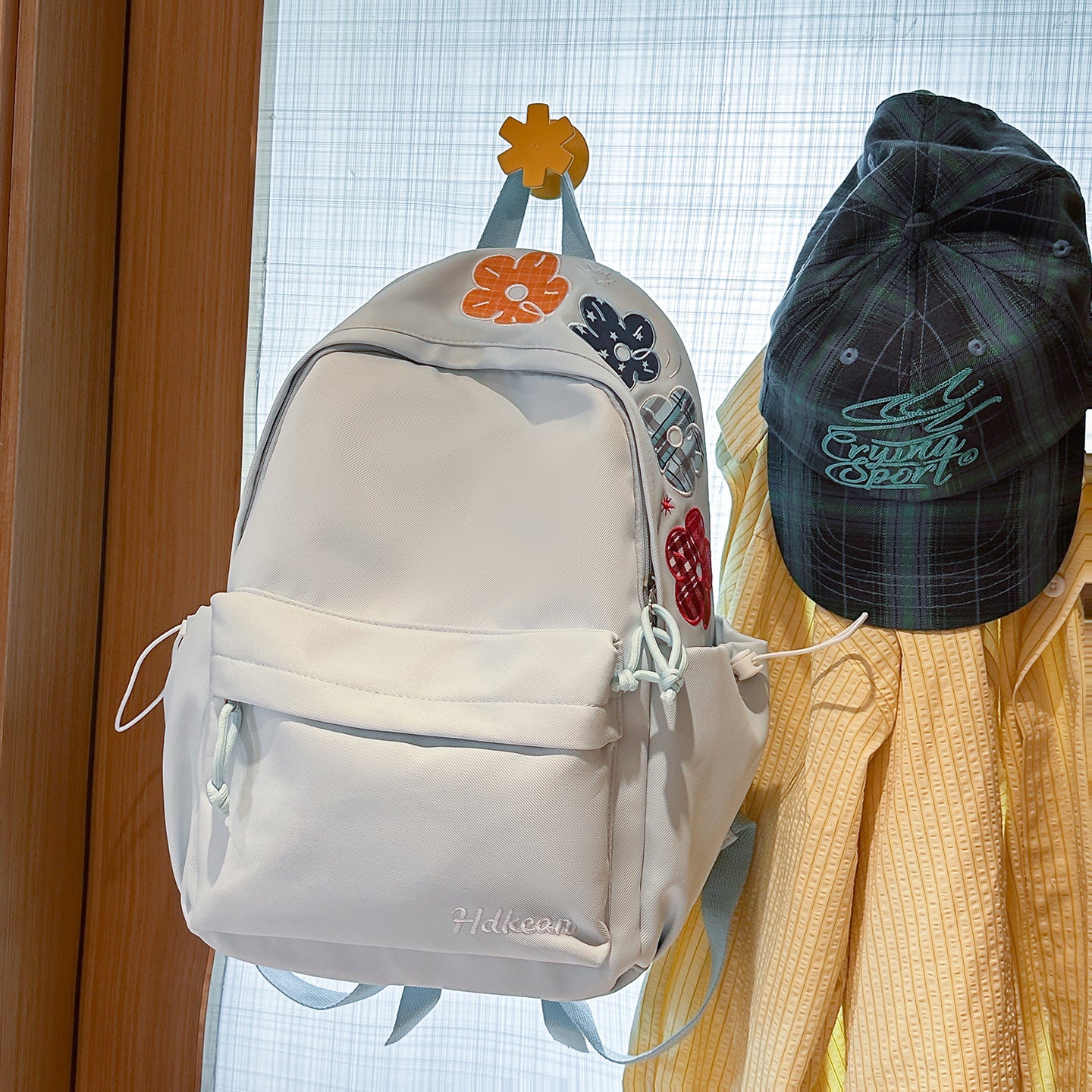 Blumengeschmückter lässiger Schulrucksack