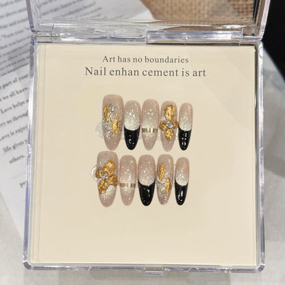 Dekoratives Press-on-Nagel-Set mit goldenen Akzenten