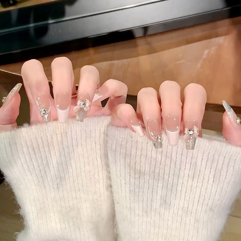 Glamouröse Kunstnägel mit Glitzerdesign Brehn