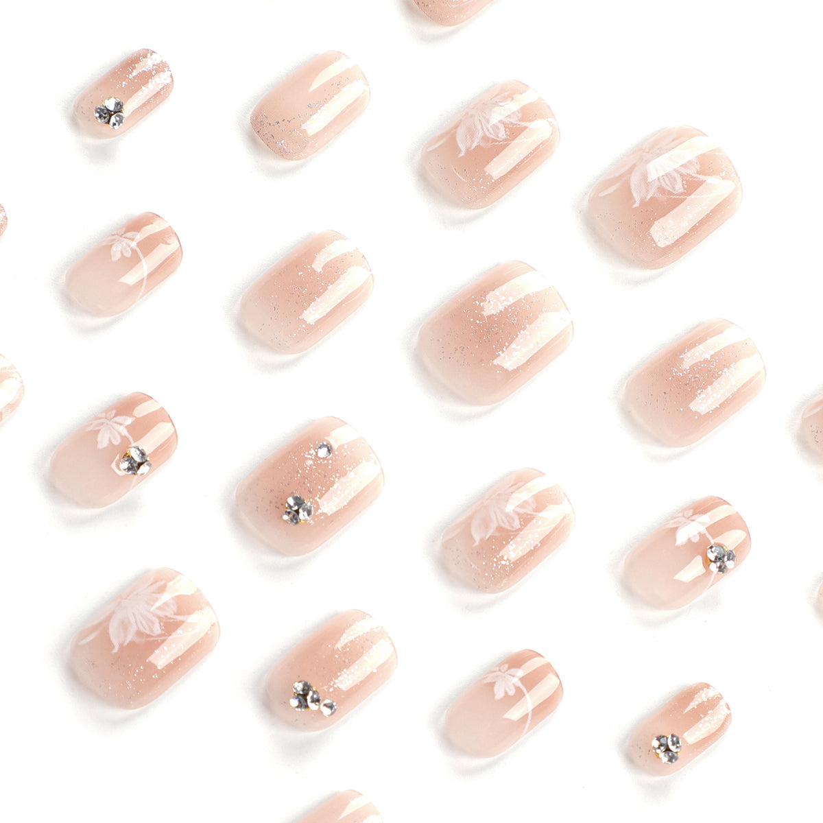 Elegante Nagelkunst mit holografischen Akzenten und floralen Verzierungen Brehn