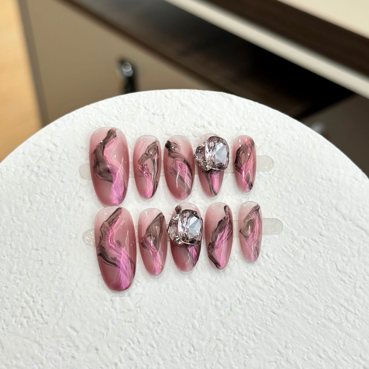Künstlerisches Marmor-Design Press-On Nagelset mit Edelstein-Akzenten
