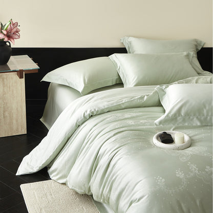 Seiden-Satin Bettbezug-Set mit subtiler Jacquard-Blumenmotiv und geflochtenen Kissenbezügen