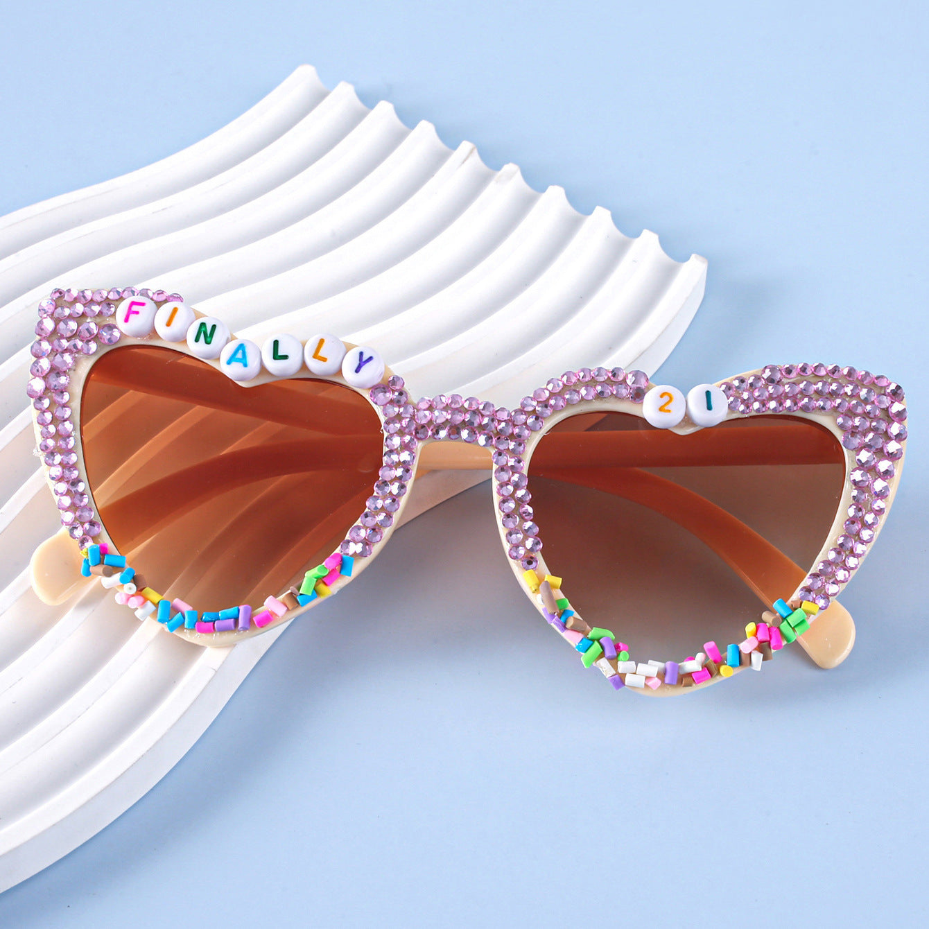Damen Herzförmige Sonnenbrille mit außergewöhnlichem Dekor Brehn