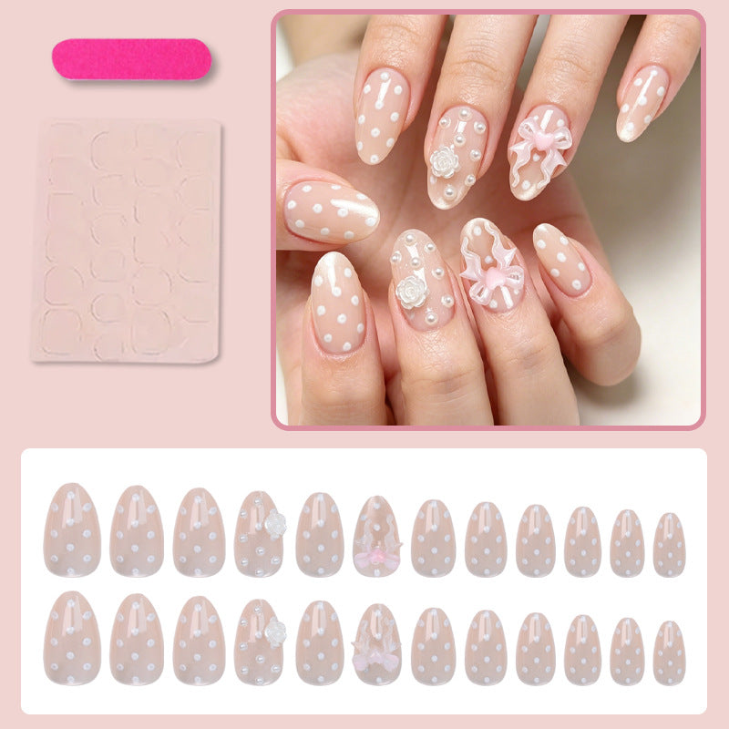 Kunstnagelset mit verspielten Punkten und romantischen Verzierungen Brehn