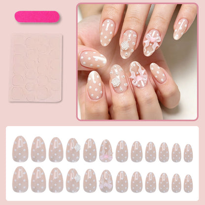 Kunstnagelset mit verspielten Punkten und romantischen Verzierungen Brehn