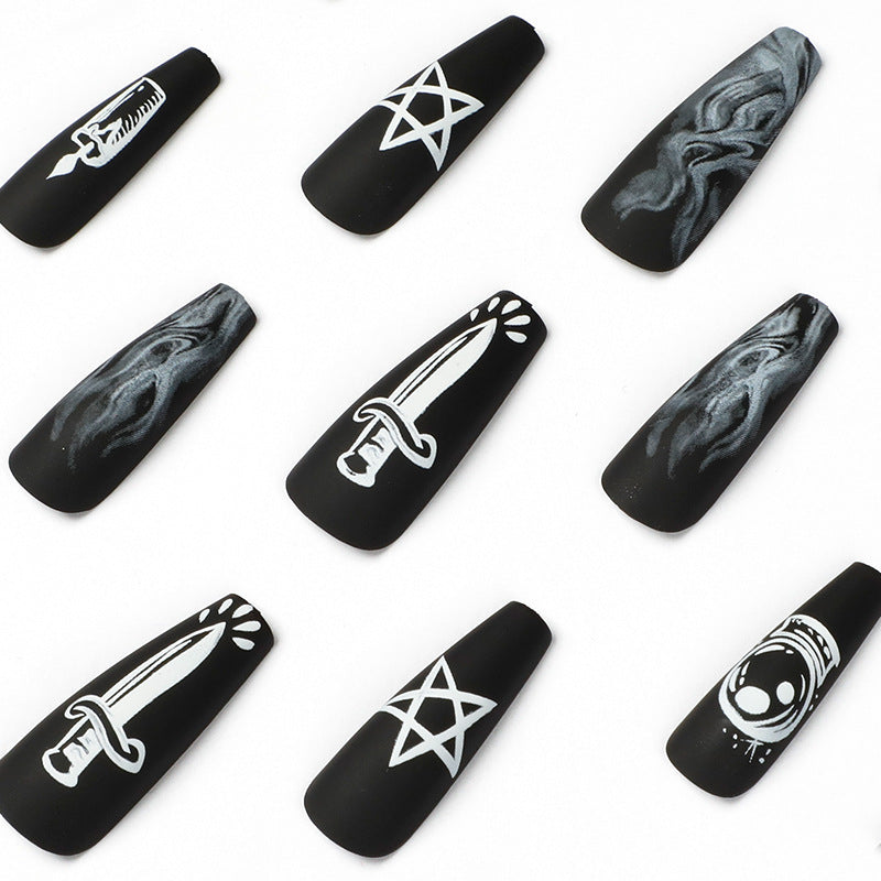 Kunstvolle Nagelkunst mit mystischen Motiven Brehn