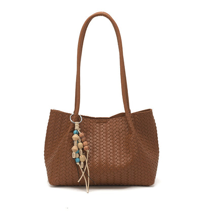 Gewebte Leder-Tote mit dekorativen Charms