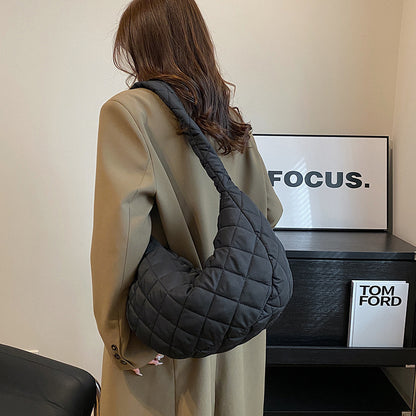 Gepolsterte Hobo-Schultertasche