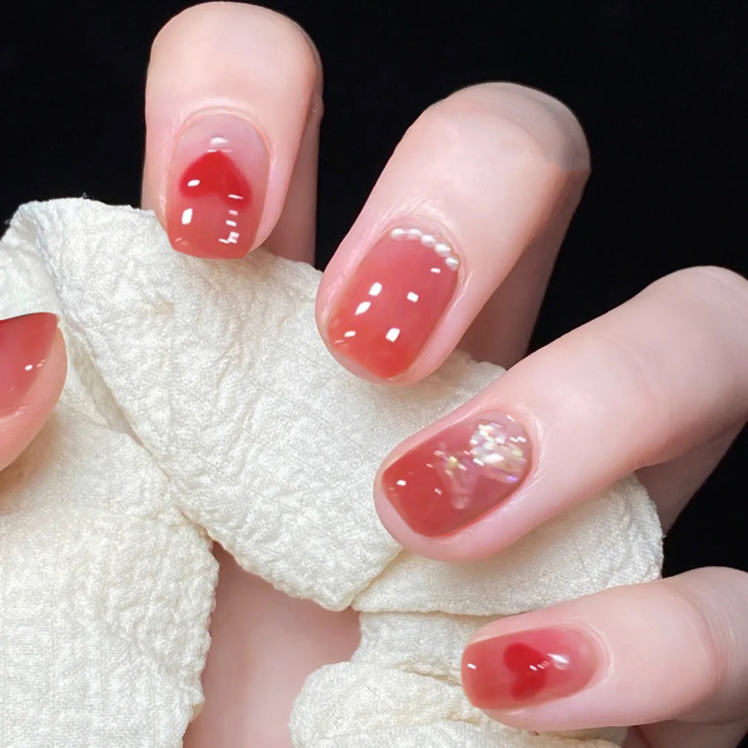 Kunstvolle Nagelkunst mit strahlendem Glanz und Herzmotiven Brehn