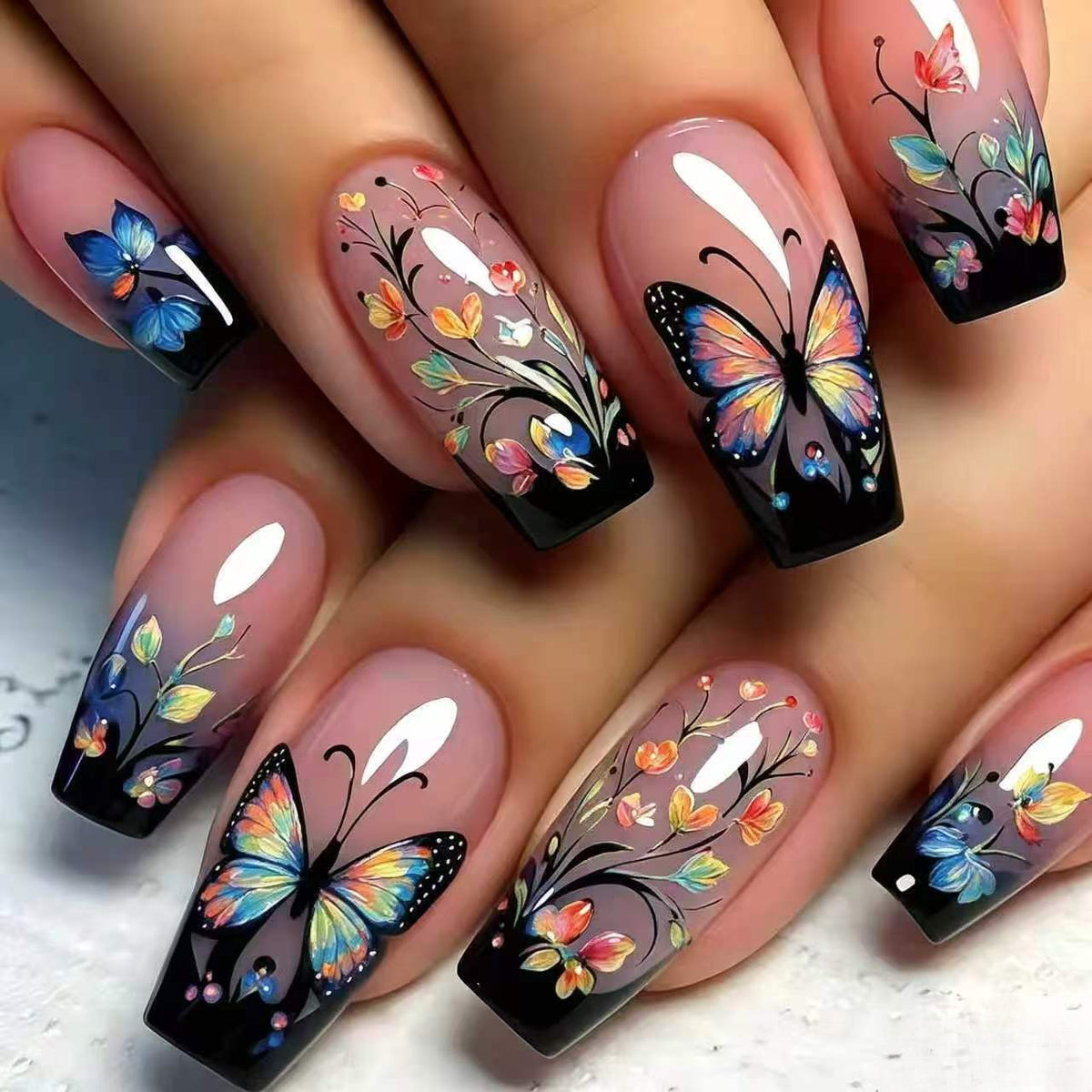 Künstlerische Blumen- und Schmetterlings-Press-On-Nagelkunst Brehn