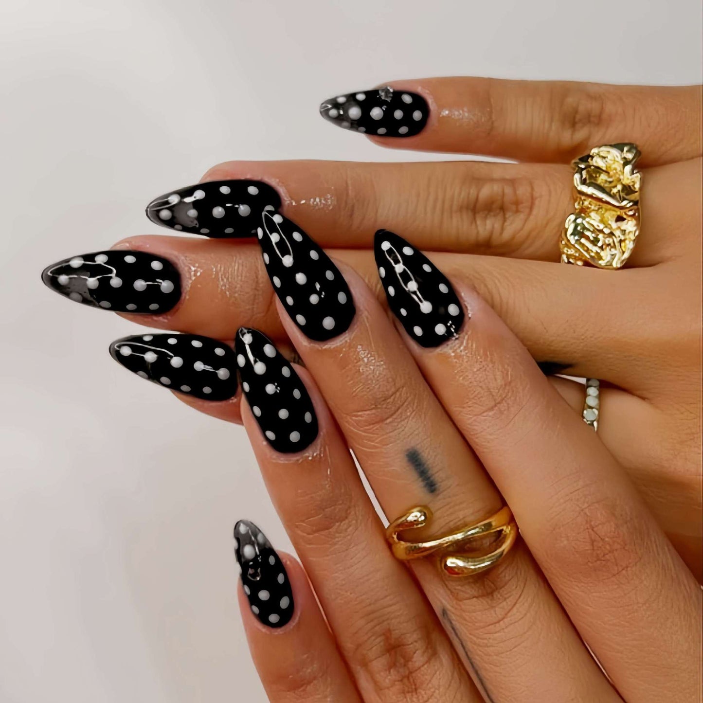 Künstlerisches mandelförmiges Press-On Nagelset mit Punkten Design Brehn