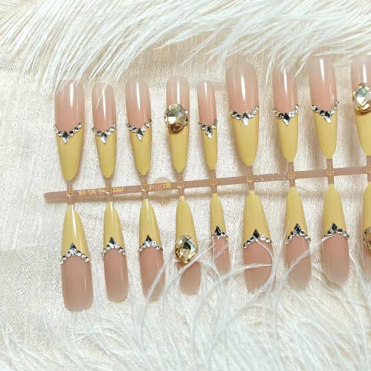 Kunstnägel mit eleganten 3D-Applikationen und Glitzer Brehn