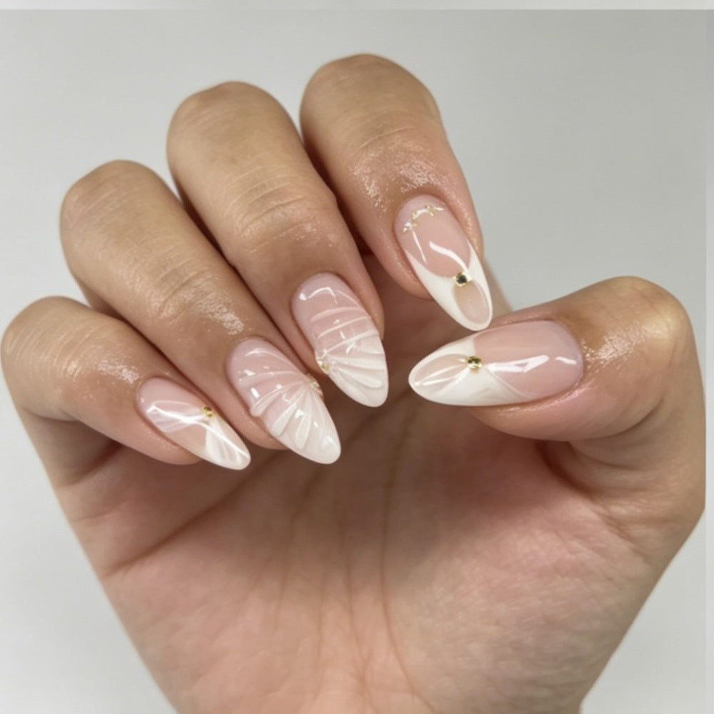 Kunstnägel mit Elegantem Blumendesign und Glitzerakzenten Brehn