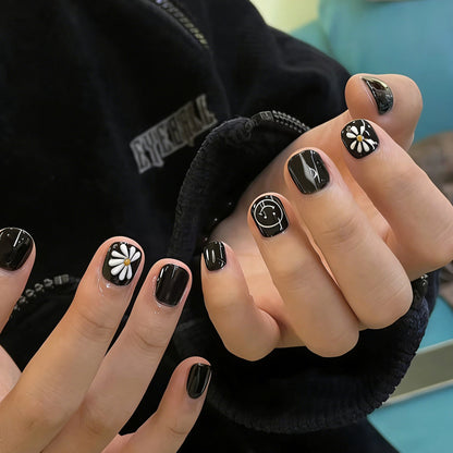 Kunstnagelset mit kreativen Blumen- und Uhrenmotiven Brehn