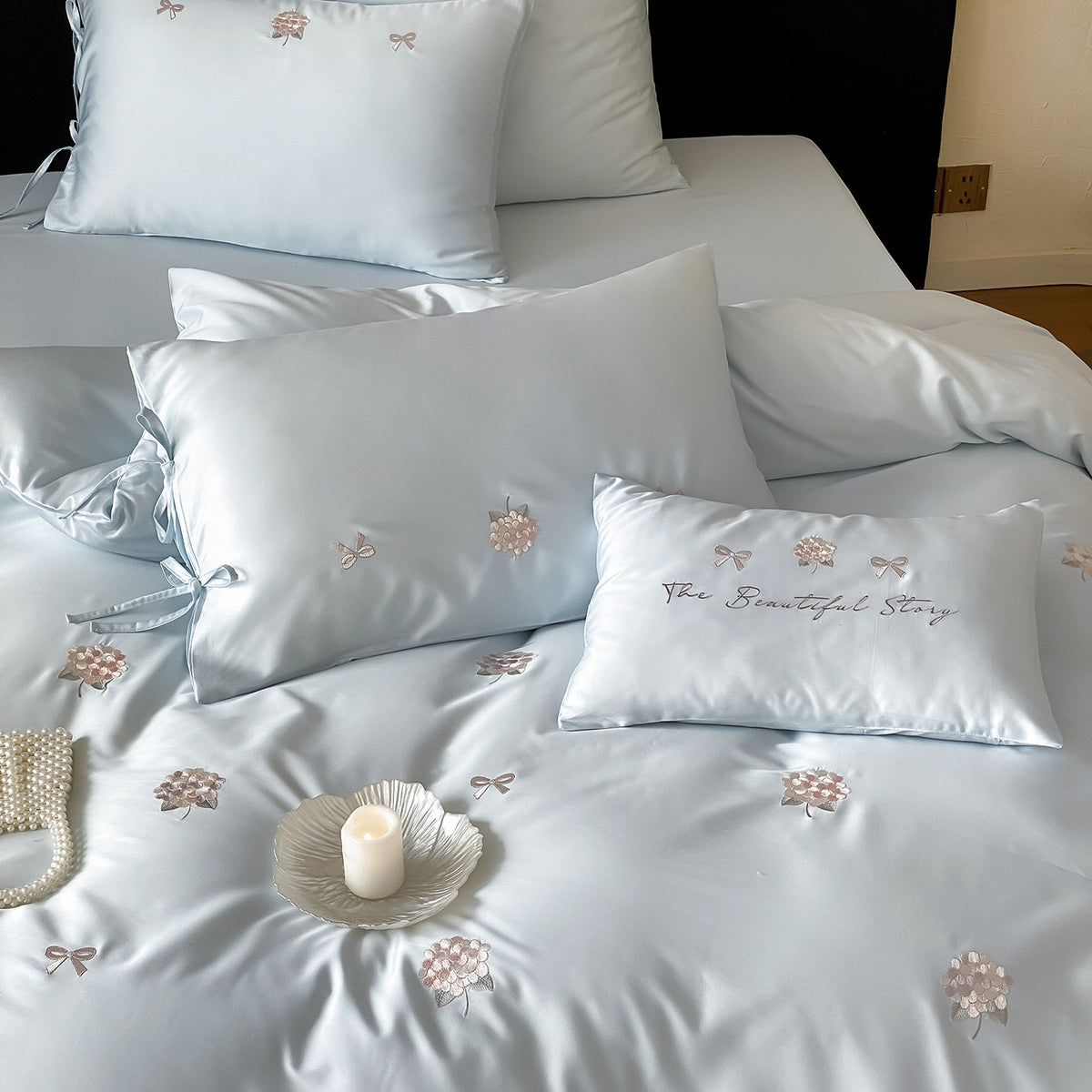 Baumwollsatin-Bettwäschegarnitur mit zarter Schleifen- und Blumenstickerei sowie Kissenhüllen
