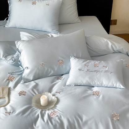 Baumwollsatin-Bettwäschegarnitur mit zarter Schleifen- und Blumenstickerei sowie Kissenhüllen