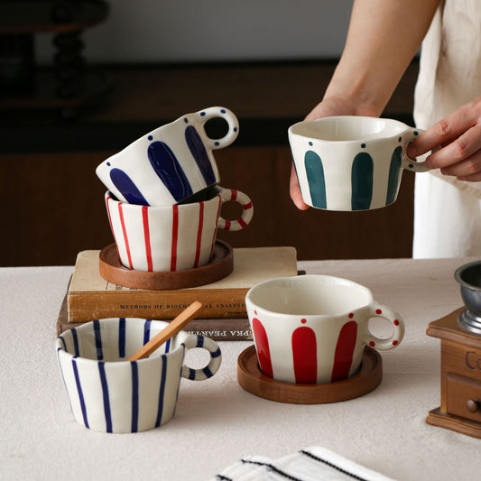 Handgefertigte Keramiktasse mit ergonomischem Henkel und wellenförmigem Rand