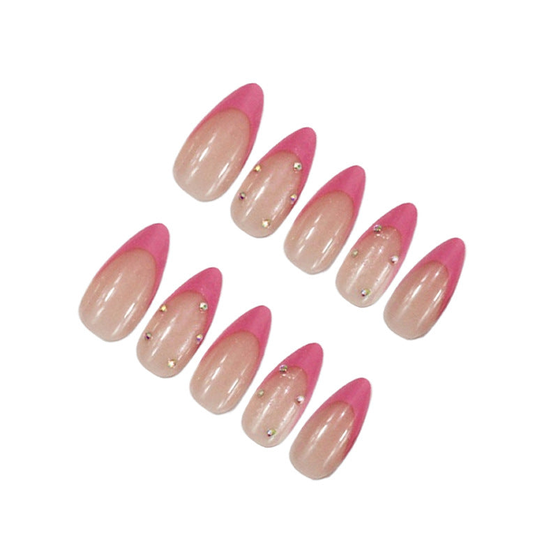 Kunstnagelset mit eleganten Spitzen und funkelnden Akzenten Brehn