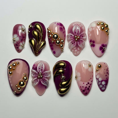 Künstlerische floral verzierte Press-On Nägel