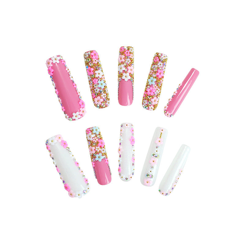 Kunstnagelset mit floralen Verzierungen und Glitzerakzenten Brehn