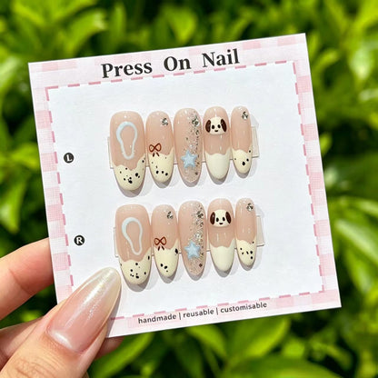 Künstlerisches Press-On Nagelset mit floralen und gemusterten Designs