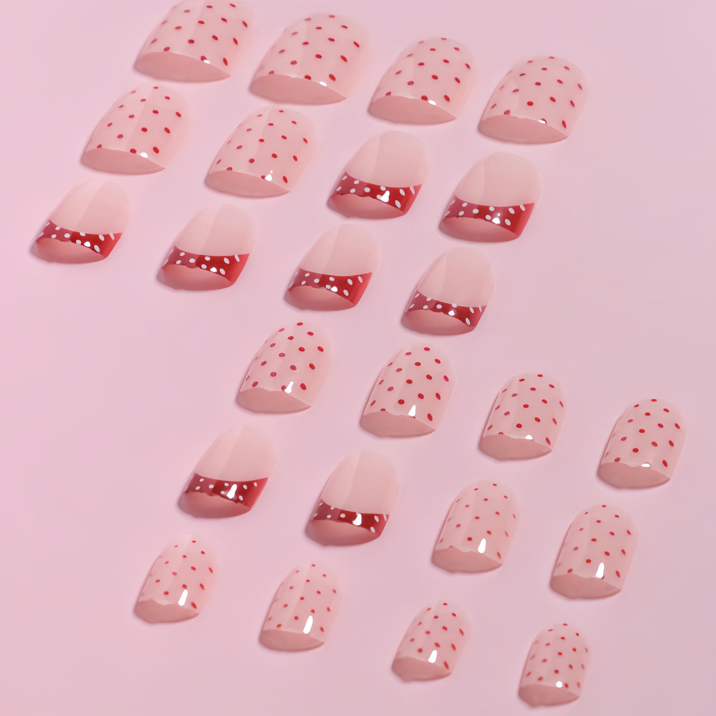 Stylishes Press-On-Nageldesign mit Punkten und französischen Spitzenakzenten Brehn