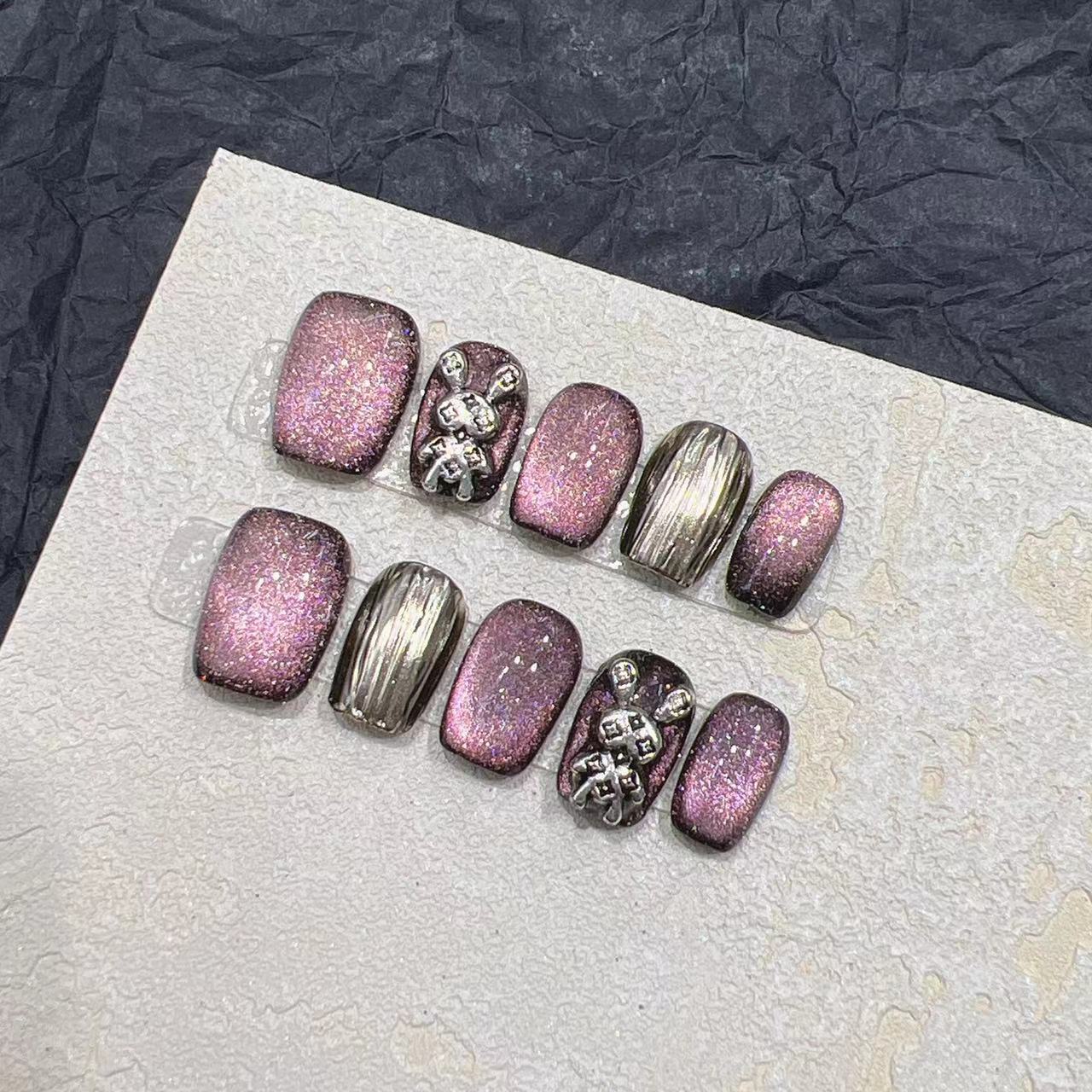 Glamouröses Press-On Nagelkunst Set mit eleganten metallischen Akzenten Brehn