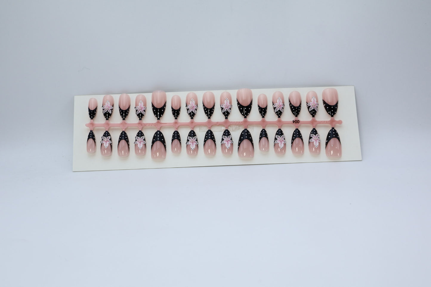 Künstlerisches Press-On Nagel Set mit floralem Design Brehn